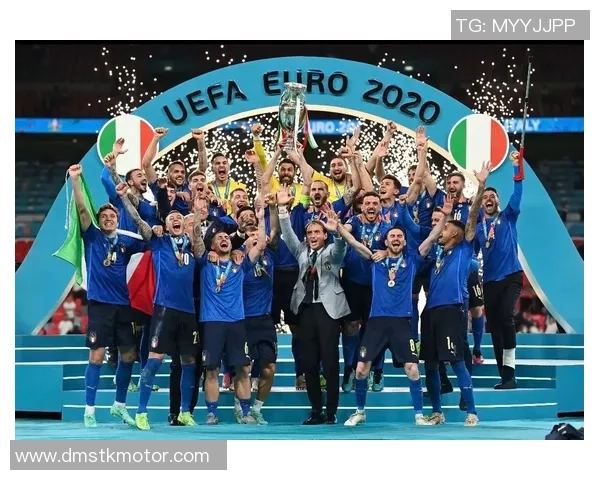 球星展现炫酷花式颠球技巧尽显足球艺术与运动魅力